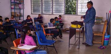 Las clases presenciales siguen en el sur de México pese al repunte de COVID