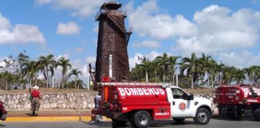 Arde dos veces la emblemática torre de control de Cancún