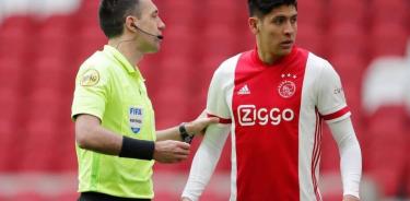 Ajax gana y se mantiene líder en el futbol holandés