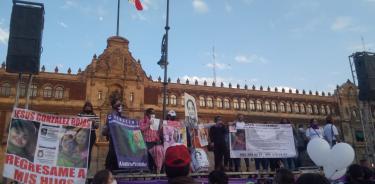 Feministas y policías se enfrentan en la plancha del Zócalo