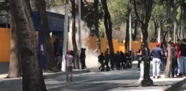 Encapuchados agreden a estudiantes y maestros del CCH Azcapotzalco