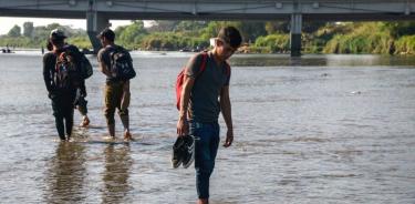 Varados 500 migrantes en la ribera del río Suchiate en Guatemala