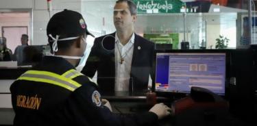 Venezuela acusa a la aerolínea que trajo a casa a Guaidó, de permitir que llevara explosivos