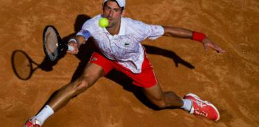 Djokovic sufre, pero avanza a cuartos de final en Roma