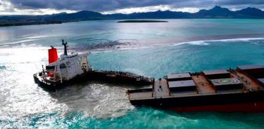 Se parte en dos el carguero que vertió petróleo en aguas de Mauricio