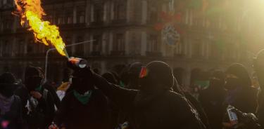“No somos criminales”, feministas se enfrentan contra policías en la marcha del 25N