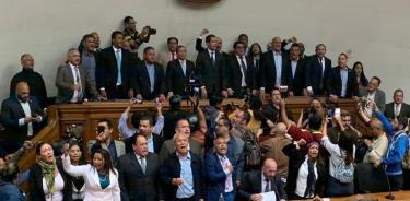 Guaidó ingresa por la fuerza al Parlamento venezolano