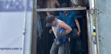 Son rescatados 128 migrantes de tráiler en Veracruz