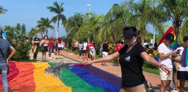 Realizan multitudinaria marcha del orgullo LGBTQ+ en Cancún