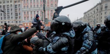 El Kremlin reprime a manifestantes que exigen libertad de Navalni; hay dos mil detenidos