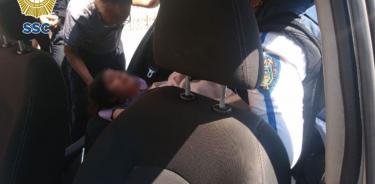 Policías ayudan a mujer que entra en labor de parto en Iztacalco