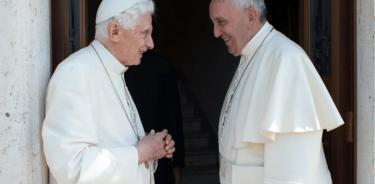 Francisco insiste en celibato en casos excepcionales, pese a crítica de Benedicto XVI