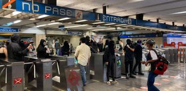 Encapuchados realizan protesta dentro de las instalaciones del metro por accidente de la línea 12
