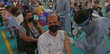 México acelera vacunación tras escándalo de jeringa vacía