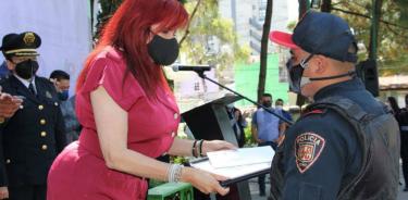 Layda Sansores entrega incentivos y reconocimientos a policías de Álvaro Obregón