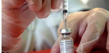 Acusan a un paramédico latino de robar vacunas antiCOVID en Florida