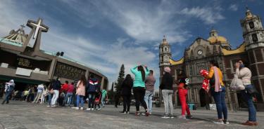 Mexicanos hacen fila en Basílica de Guadalupe antes del cierre por COVID-19