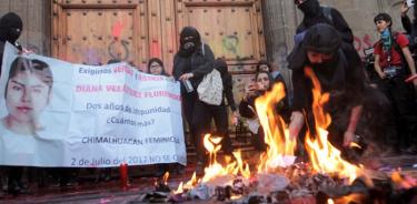 Protestan en Palacio Nacional contra feminicidios ; encapuchadas vandalizan fachada