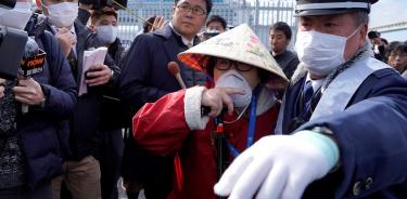 Tras cuarentena, desembarcan pasajeros del crucero Diamond Princess atracado en Japón