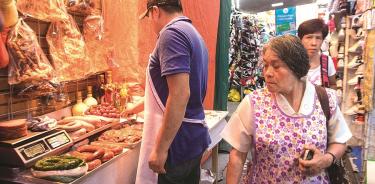 Mercados y tianguis continúan abiertos; obligan a locatarios a usar cubrebocas, guantes y gel antibacterial