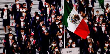 Deportistas mexicanos desfilan de traje con bordados tehuanas en apertura de Juegos Olímpicos