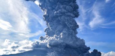 Volcán Sinabung hace erupción en Indonesia