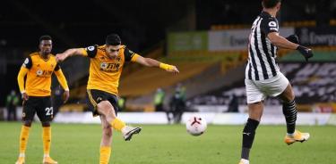 Golazo de Jiménez en empate 1-1 del Wolverhampton ante Newcastle