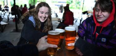 Inglaterra celebra con pintas de cerveza en los pubs la reapertura de comercios