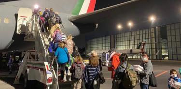 Avión mexicano llevó a casa a argentinos y repatriará a mexicanos