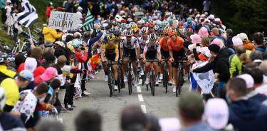 Ciclistas van por la última semana del Tour de Francia