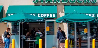 Cadena de cafeterías Starbucks reabrirá el 85% de sus locales en EU