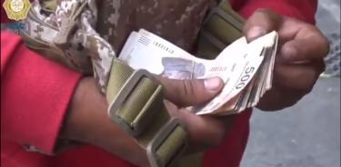 Video. Poli devuelve 30 mil pesos en efectivo