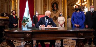 Biden cumple promesa y presenta plan de ciudadanía para indocumentados en su primer día