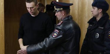Rusia traslada a Navalni de centro de detención a una cárcel, pero aun no conoce su destino