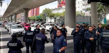 Policías federales bloquean Periférico, amagan con ir al AICM