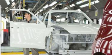 Se desploma la producción y exportación de autos de México en 2020