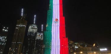 El edificio más alto del mundo se pinta tricolor