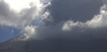 Popocatépetl lanza fragmentos incandescentes durante la madrugada
