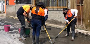 Brigadas de limpieza apoyan a afectados por lluvias de ayer en U.H. La Colmena