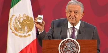 AMLO ya encontró el trébol; estampa que también sirve de escudo protector