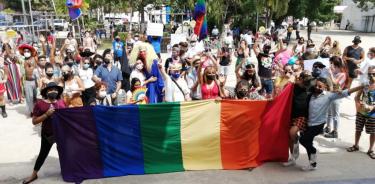 Efectúan “marcha de abrazos” en Tulum, en protesta por detención de pareja gay