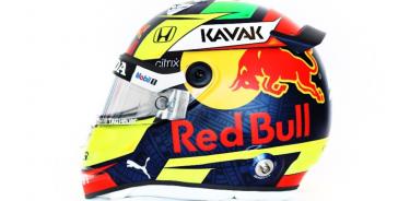 Sergio Pérez presenta su nuevo casco para la temporada 2021 en la F1