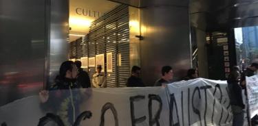 Artistas protestan en Secretaría de Cultura para exigir pagos por su trabajo