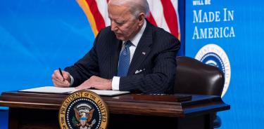 Biden firma decreto para favorecer a empresas y productos de EU; Canadá protesta