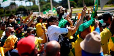 Bolsonaro amenaza a jueces con el Ejército; seguidores atacan periodistas