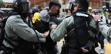 Policía y manifestantes se enfrentan en Hong Kong