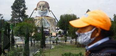 Para promover su uso, colocan cubrebocas a la cabeza de Juárez en Iztapalapa