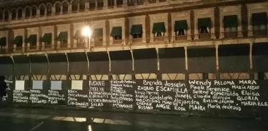 Pintan vallas de Palacio Nacional con nombres de víctimas de feminicidios