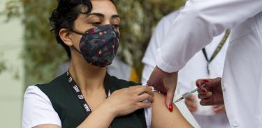 Inicia vacunación masiva a trabajadores que atienden la pandemia en hospitales COVID