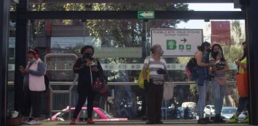 Usuarios reportan personas sin cubrebocas en transporte público; Metrobús contesta que no es obligatorio